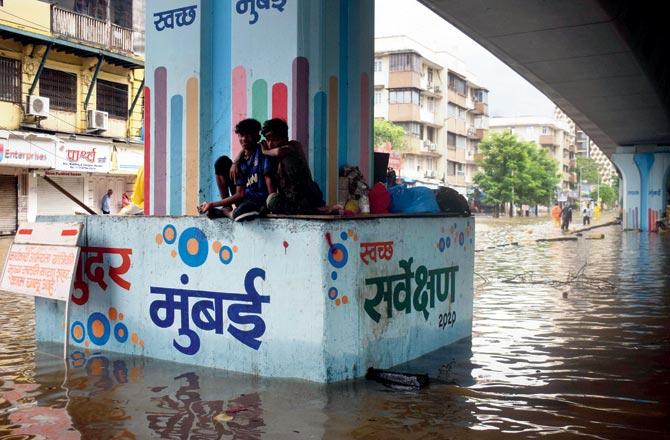 A flooded JJ Marg. Pic/Ashish Raje
