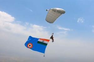 Stunning video of IAF's Akashganga skydiving team impresses netizens