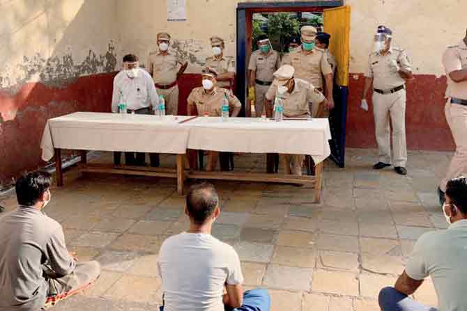 IG Pandey explained to prisoners how to fight the infection