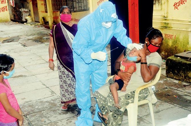BMC doctors and health workers conduct a swab test for COVID-19 at Ghatkopar East on Monday. Pic/Sayyed Sameer Abedi