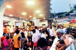 No social distancing, no masks, no protocols at Dadar station