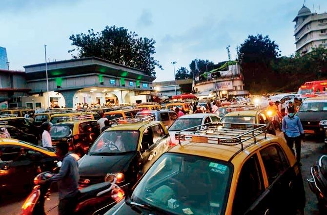 Taxis lined up at Dadar East outside the station