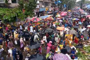 Ganesh Chaturthi: Social distancing goes for a toss at Dadar market 