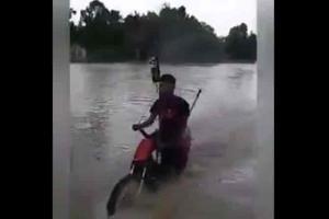'Jugaad' for riding bike on waterlogged streets impresses Twitterati