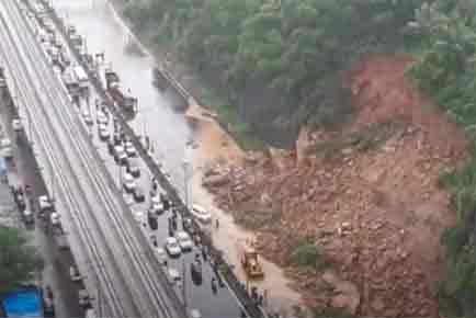 Huge landslide on Western Express Highway due to heavy rains in Mumbai