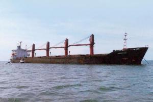 Mumbai: Cargo ship spotted in troubled waters due to heavy showers