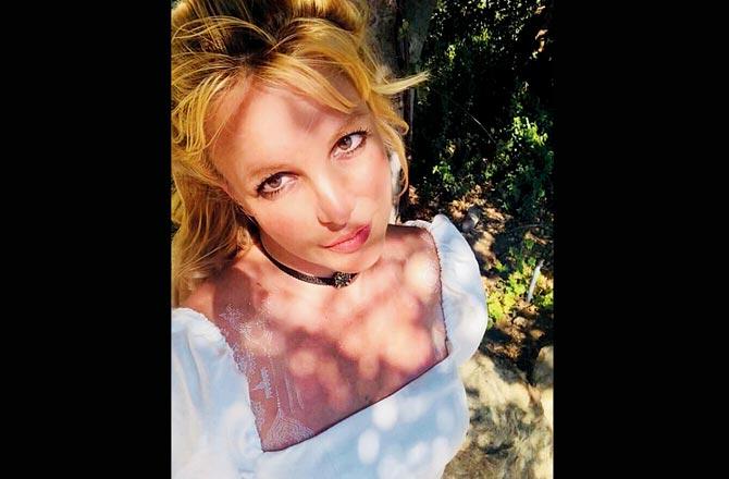 A concerned fan commented: "Am I the only one who thinks she may be dead?" Pics/@britneyspears, Instagram