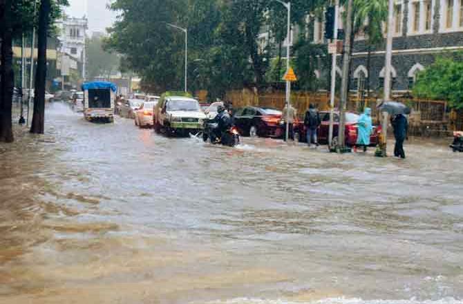 A waterlogged Girgaon Chowpatty on Wednesday. Pics/ Bipin Kokate
