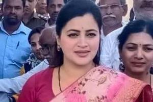 COVID-19 positive Lok Sabha MP Navneet Rana shifted to Mumbai