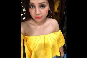 'Thalaivi' Sakshi Dhoni stuns in off-shoulder yellow dress!