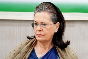 CWC meet: Sonia offers to step down, Manmohan urges her to continue