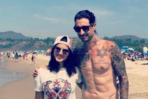Sunny Leone spends beach time with hubby Daniel Weber