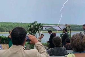 Watch video: Lightning strikes as groom jokes about 2020 at wedding