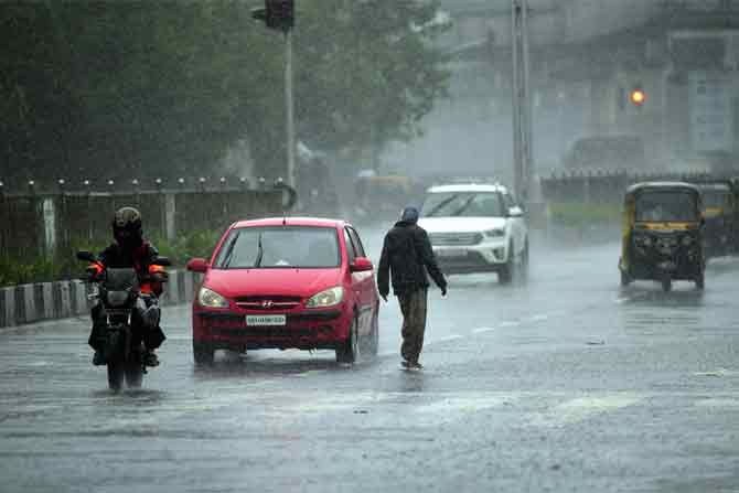 Heavy rain at Mahim. Pic/ Pradeep Dhivar