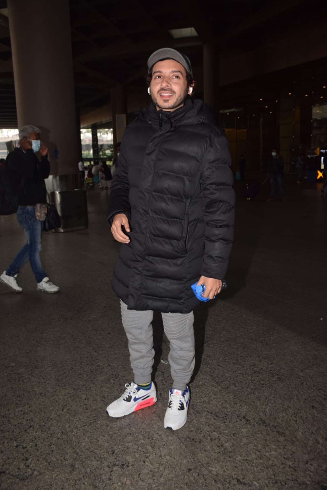Divyenndu Sharma, the Mirzapur fame was also spotted at the Mumbai airport.
