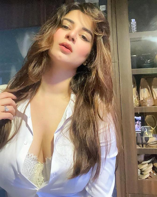 670px x 838px - These pictures prove that Kainaat Arora is beauty personified