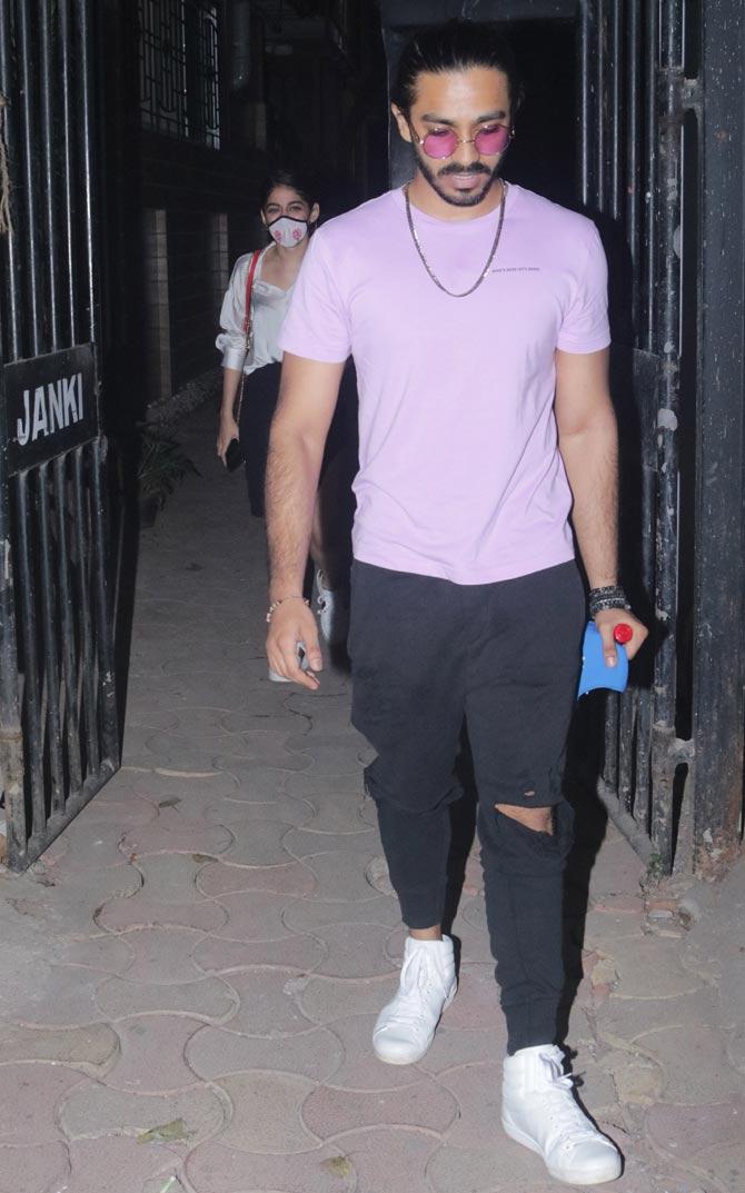 Speaking of Aaishvary Thackeray, he was seen wearing a lilac coloured t-shirt, paired with colourful shades during the outing.