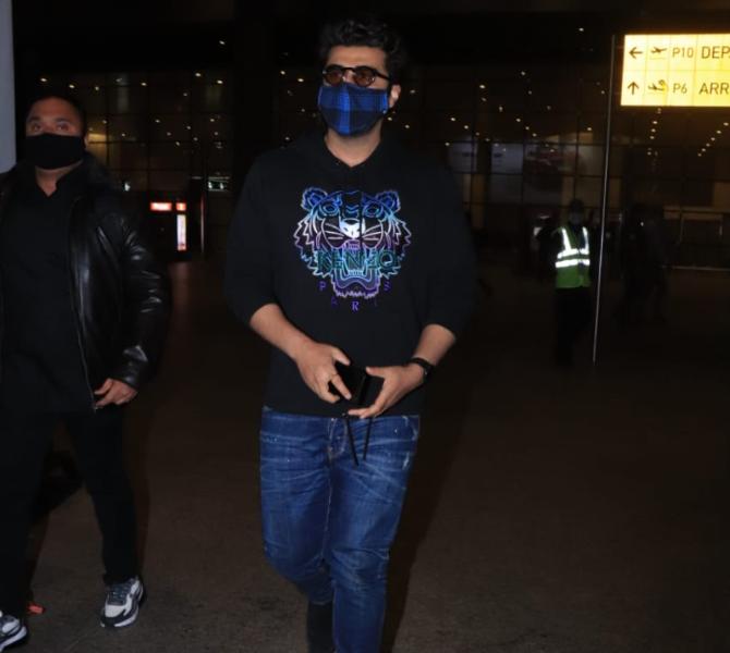 Arjun Kapoor sported a black t-shirt and dark blue jeans as he made his way out of the Mumbai Airport. Arjun is currently shooting for his upcoming movie Bhoot Police.