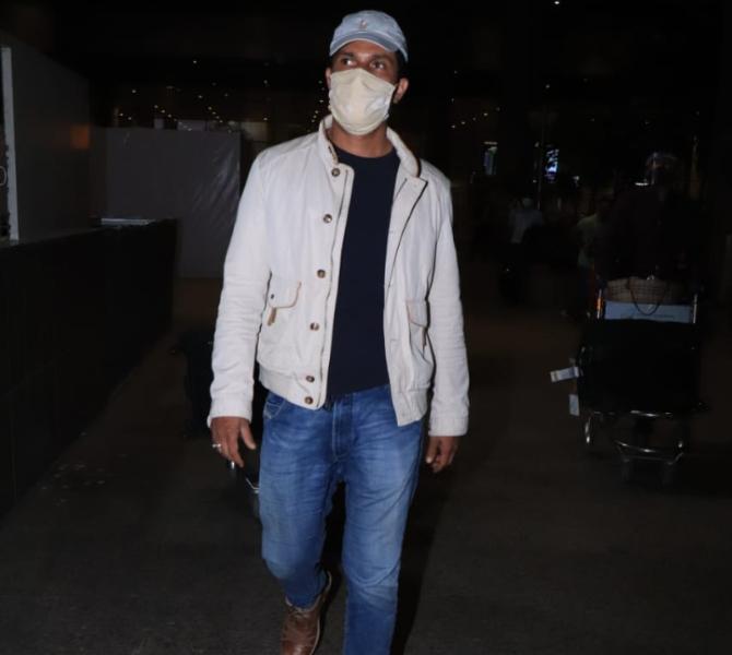 Randeep Hooda was also snapped at the airport. The Sarabjit actor opted for a black t-shirt, white jacket, and denim for the outing.