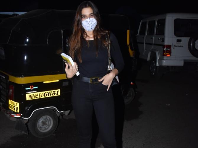 Saiee Manjrekar, who recently made her debut opposite Salman Khan in Dabangg 3 was also snapped by the photographers at the same location. She looked cute in a black top and jeans. To prevent the spread of coronavirus, she wore a blue mask.