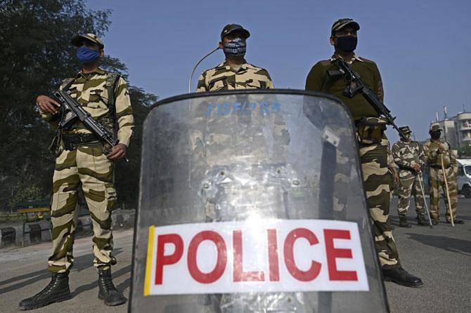 Police personnel stand guard during a nationwide general strike called by farmers to protest against the recent agricultural laws at the Delhi-Uttar Pradesh state border in Noida on December 8, 2020. Photo: AFP