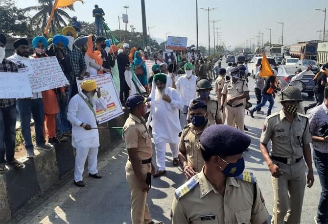Protests at Vashi-Mumbai highway on December 8, 2020. Pic: Sayyed Sameer Abedi