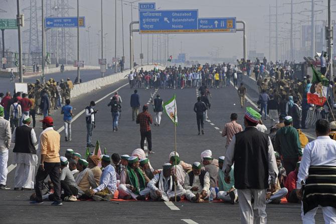 Farmers block a highway during a nationwide general strike called to protest against the recent agricultural laws at the Delhi-Uttar Pradesh state border in Ghazipur on December 8, 2020. Photo: AFP