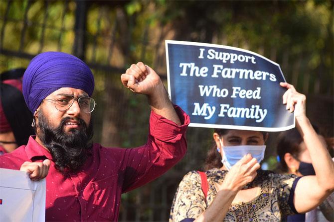 Sikh community members along with general public shout slogans during a demonstration supporting the nationwide strike called by farmers to protest against the recent agricultural reforms at Lokhandwala, Andheri in Mumbai on December 8, 2020. PIC/SHADAB KHAN