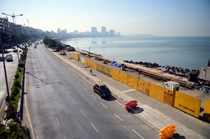 A near empty Marine Drive on December 8. A Bharat Bandh called by the farmer unions to protest against the new farm bills introduced by the Centre, did not affect normal life in Mumbai. Pic: Bipin Kokate