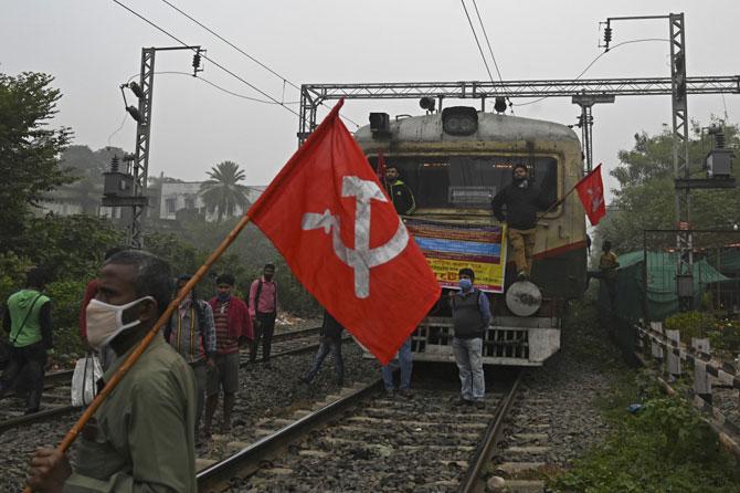 A left party supporters protest on railway tracks during a nationwide general strike against the recent farm laws at Jadavpur railway station in Kolkata on December 8, 2020. Photo: AFP