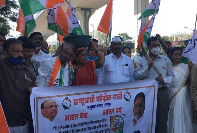 Nationalist Congress Party (NCP) workers carry out protests at Chembur in Mumbai in support of farmers agitating against the new farm laws. Pic: Atul Kamble