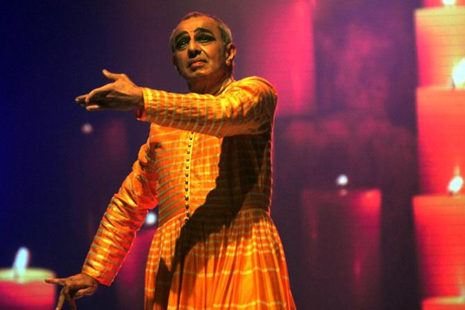 In a career spanning over five decades, Astad Deboo, a pioneer of modern dance in India, employed his training skills in Kathak and Kathakali to create his own unique dance form.
In picture: Astad Deboo performed at a fashion presentation at Sophia College in Mumbai on September 24, 2013. PIC/SATYAJIT DESAI