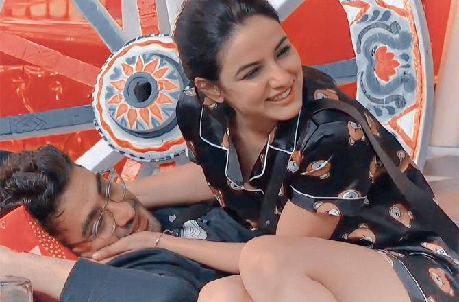 Aly Goni was next to go out of the house. Aly's girlfriend Jasmin, who has been appreciated time and again for her honesty and fairness, made a confession in front of the entire world on television. During the Weekend Ka Vaar episode with Salman Khan, Kashmera Shah, and Vikas Gupta, when the latter asked the actress about her relationship status with Aly Goni, who is no more part of the show, she couldn't help but confess their love. The duo is said to be together for the past three years.