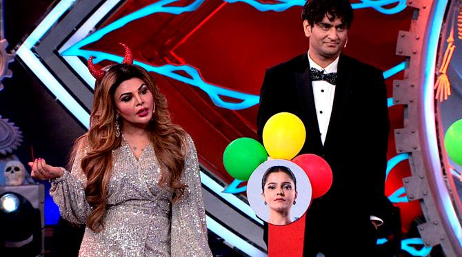 Later, we saw some new contestants entering the house. And not one, or two or three, but five. And not just contestants, but challengers. Led by Mastermind Vikas Gupta, Rakhi Sawant, Kashmera Shah, Manu Punjabi, Arshi Khan, and Rahul Mahajan entered the house, posing a challenge to the remaining contestants!