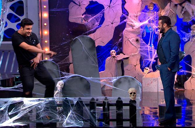 During the Weekend Ka Vaar episode, we also saw Krushna Abhishek giving us a much-needed dose of laughter. Krushna Abhishek roasted the challengers including his own wife Kashmera Shah. Vikas, Rakhi and Rahul were also not spared as Krushna made some rather fun observations about the challengers.