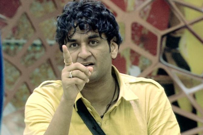 Vikas Gupta told the current contestants that he would show them a trailer of what sort of a storm the challengers were planning to bring in the house of Bigg Boss. The housemates were all lined-up, and the challengers picked their targets and dropped a bucket of flour on them! Jasmin was the first contestant to have a load of white powder dumped on her. Next, Rahul chose Rubina who got a dump of flour dropped on her as well. Vikas chose Abhinav, while Arshi decided to dump the flour on Rubina!