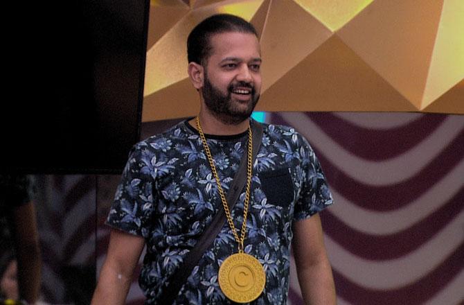 On Tuesday, Bigg Boss gave the contestants the first task of the week. Rahul, who was declared the King of the house had to choose a captain and the contestants had already started negotiating with him for the post. Right from Vikas to Arshi to Jasmin, just about everyone was seen instructing Rahul on who he should appoint as the Captain! Rahul was seen hearing every contestant out about who they feel deserved to be the captain.