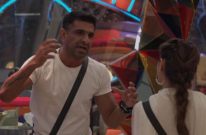 Soon enough, Eijaz, Arshi, Manu and Rubina were seen in a heated discussion about who should Rahul nominate as the captain. Eijaz accused Rubina of having a weak game and being an ineffective player!