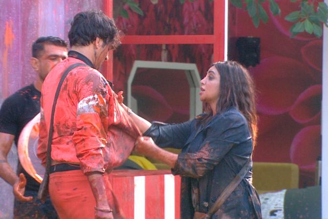 Later in the day, Bigg Boss announced a nomination task where the contestants were divided into two groups. The task was about a display window of the shop where two contestants were standing as mannequins. The teams had to spoil the glass display window of the other team and each team had to protect their display while destroying that of others. Manu was the Sanchalak in this game as he was also the captain. Arshi Khan showed her confidence that she wanted to win the game by all means.
