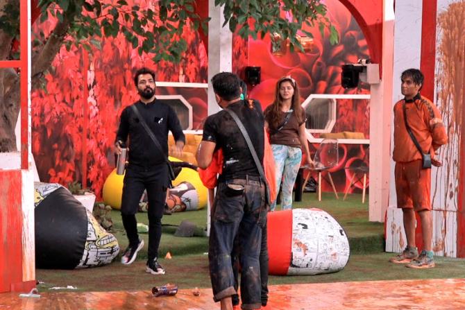 In this task, Abhinav and Rubina were put in opposite teams, and once the task started, Abhinav was put in one window while Rubina in another. In the first round, Manu decided to favour Abhinav which ticked off Rubina. She blamed Manu to be an unfair captain.