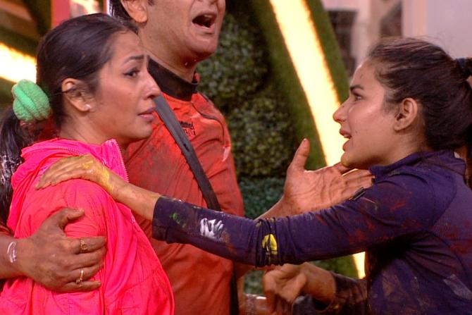 In the next round, Kashmera and Eijaz locked horns as they got into a brawl and Eijaz pinned Kashmera down during the task. Jasmin got furious and she and Eijaz got into a verbal spat.