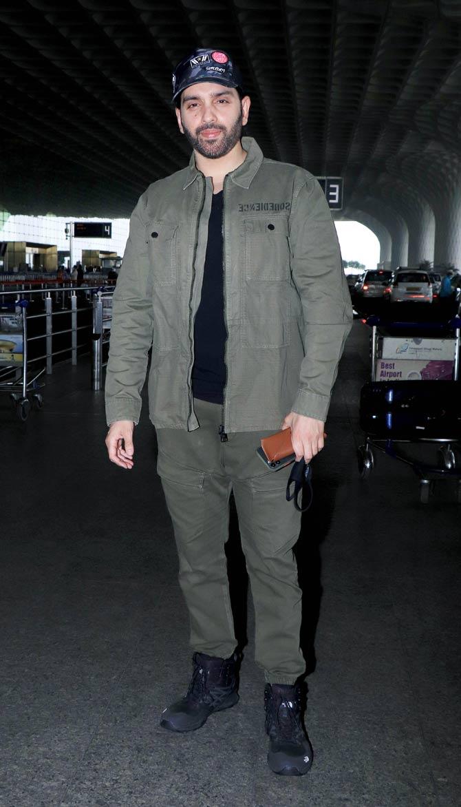 Luv Sinha posed for the shutterbugs when snapped at the Mumbai airport.