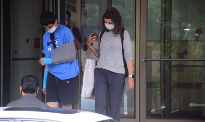 Sonali's son Ranveer seems to have injured his hand. The star kid was clicked with his mother at the hospital. Here's wishing him a speedy recovery.