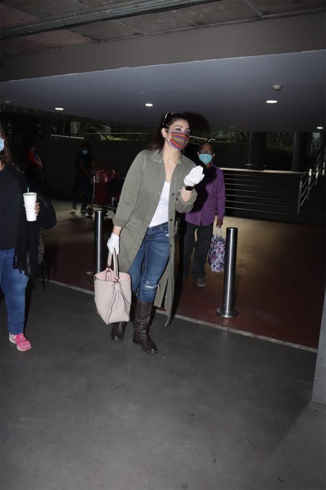 Raveena Tandon was snapped by the shutterbugs at the Mumbai airport. The actress was seen wearing a moss green trench coat, paired with basic denim and a white t-shirt. All pictures/Yogen Shah