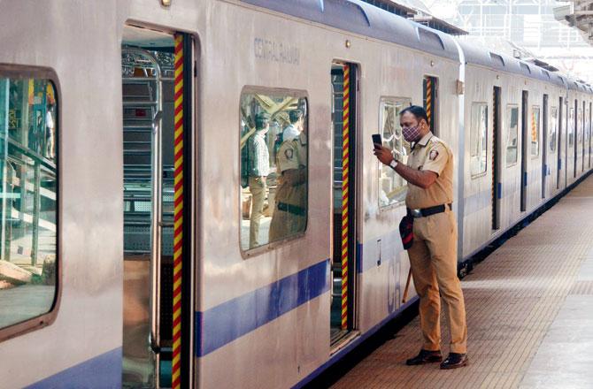 An AC local train at Kurla station on the Central Railway section. Pics/Sayyed Sameer Abedi