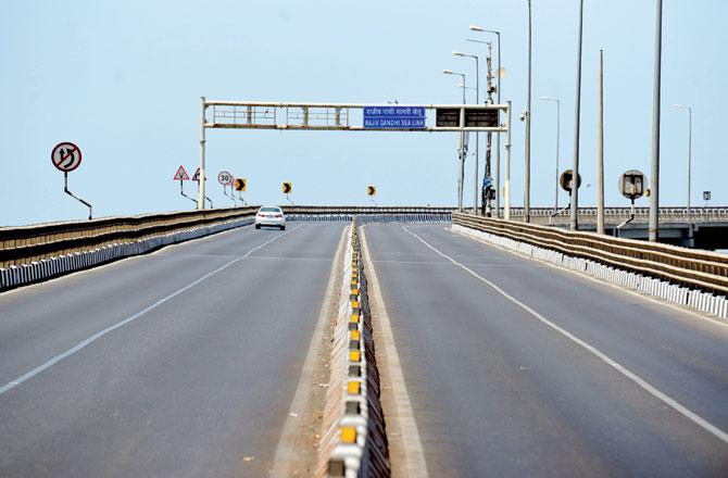 With drivers treating the Bandra-Worli Sea Link as a racing strip, most violations related to speeding take place here.Pics/Bipin Kokate,  Ashish Raje