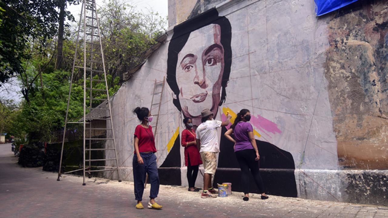 Inspired by old Bollywood posters, artist Ranjit Dahiya painted a mural of late actor Rishi Kapoor in Bandra West to mark his birthday.
Photo: Pradeep Dhivar