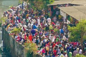 People throng markets 'as if there's no pandemic'