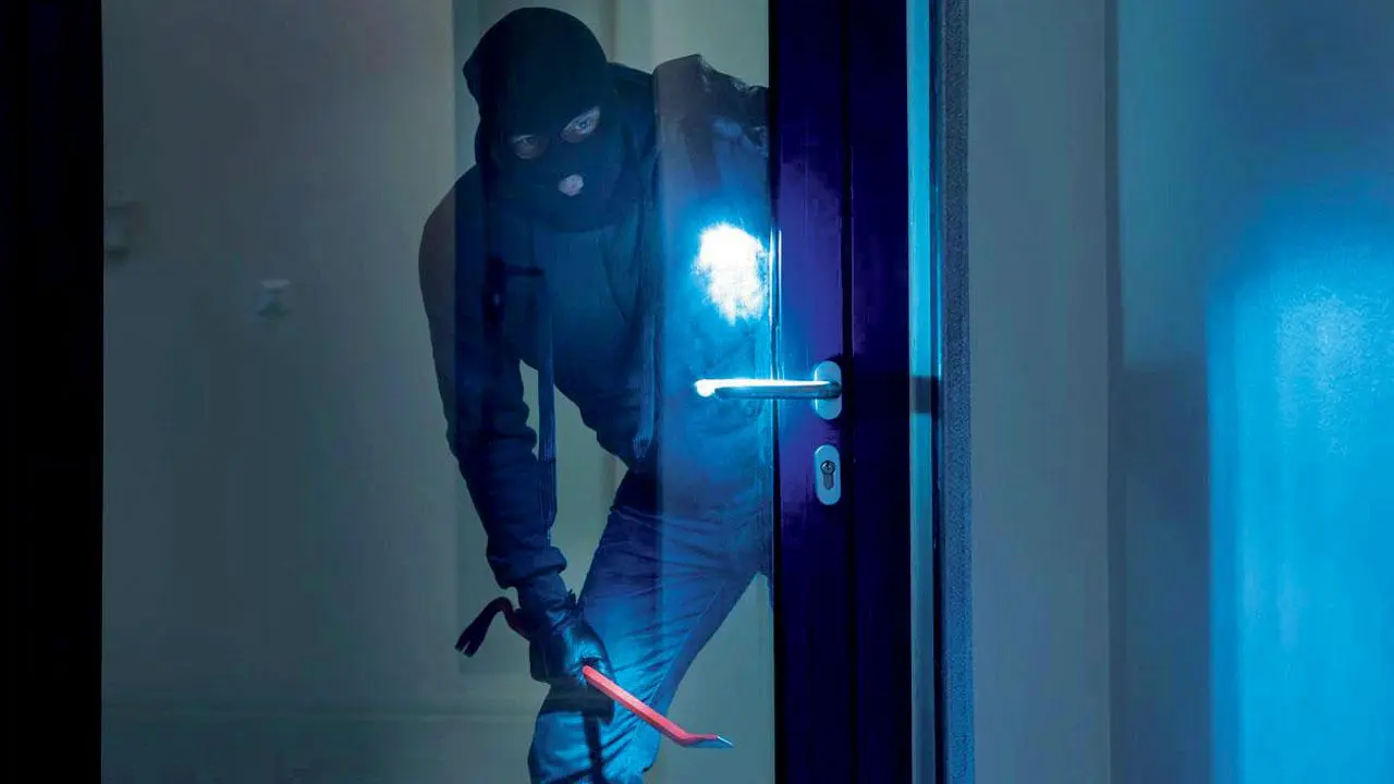 Mumbai Crime: Three arrested for stealing curtains, utensils and gas stove from bungalow