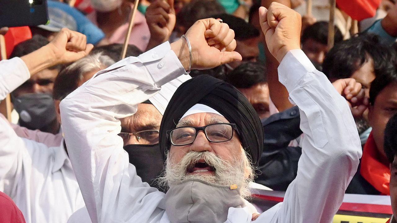 Government will loot sellers first, then buyers: Protesting farmers